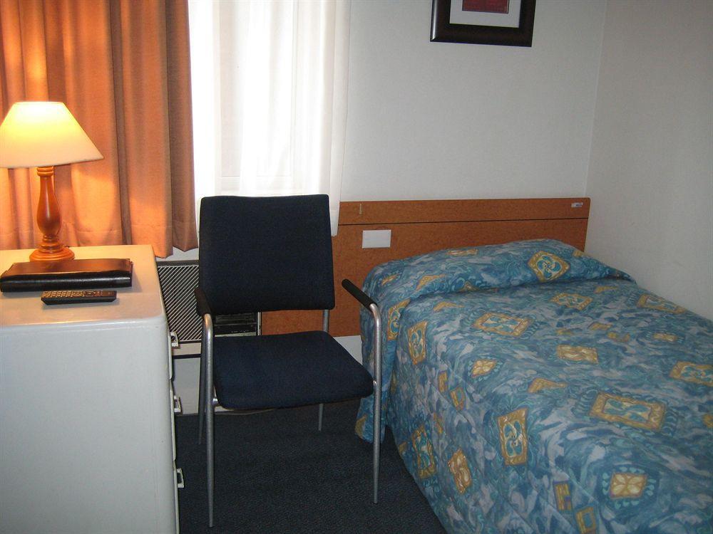Devere Hotel Sydney Room photo